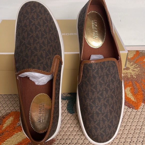 Michael Kors TEDDI SLIP ON
MK SIGNATURE SM
Platforms - Sneakers - Picture 12 of 16